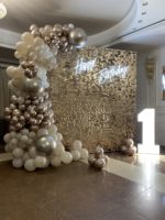 Фотозона из пайеток Шампань с шарами и цифрой