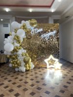 Фотозона из пайеток Золото со звёздами