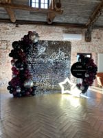 Фотозона из пайеток Серебро с чёрными шарами