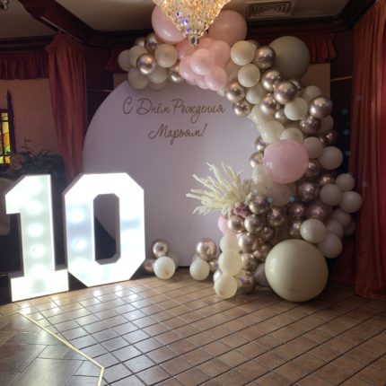 Круглая фотозона с шарами и пампасной травой