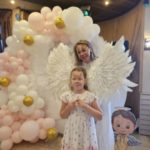 Фотозона круглая с крыльями и фигурой Ангелочка