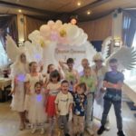 Фотозона круглая с крыльями и фигурой Ангелочка