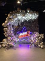 Фотозона из пайеток Серебро с неоновой вывеской
