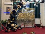 Фотозона из пайеток Золото с Чёрными шарами
