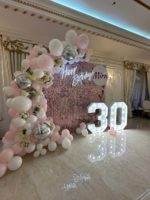 Фотозона из пайеток Пудра с шарами и цветами