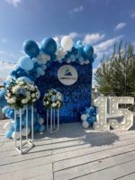 Фотозона из пайеток Синий с декоративными цветами