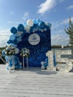 Фотозона из пайеток Синий с декоративными цветами