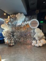 Фотозона из пайеток Серебро с неоновым кругом