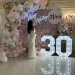 Фотозона из пайеток Пудра с шарами и цветами
